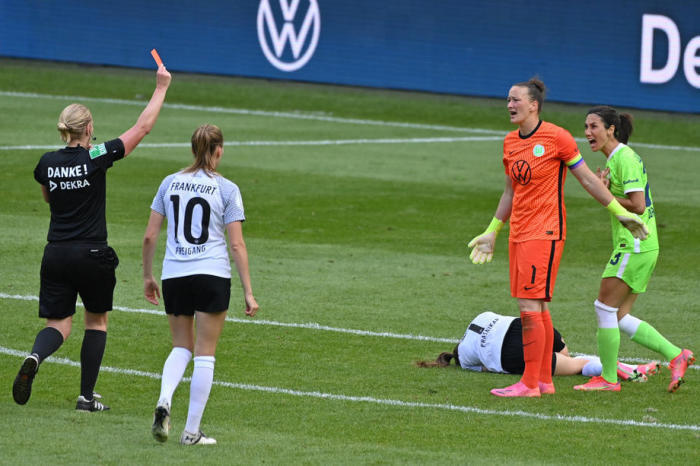 Die Wolfsburger Torhüterin Almuth Schult (2-R) wird während des DFB-Pokalfinales der Frauen des Feldes verwiesen. Foto: epa/Sascha Steinbach