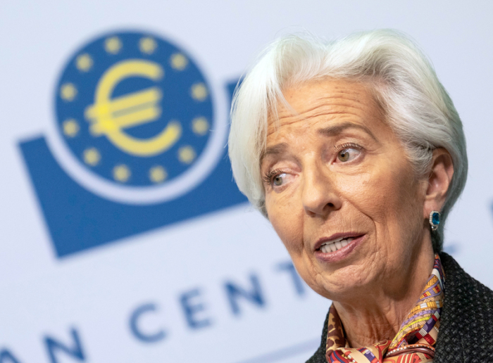 Christine Lagarde, die neue Präsidentin der Europäischen Zentralbank (EZB), spricht zu Journalisten, bevor sie ihre Unterschrift zum Aufdruck auf Euro-Banknoten abgibt. Foto: Frank Rumpenhorst/Dpa