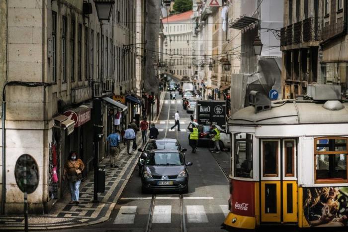 Eine allgemeine Ansicht, die Menschen zeigt, die ihrem täglichen Leben in Lissabon nachgehen. Foto: epa/Mario Cruz