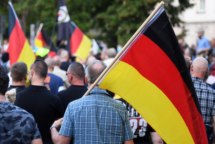 Mit dem Bürgerfest «Herzschlag» wagt die Stadt einen Neuanfang. Pro Chemnitz hatte im Vorfeld zu einer Kundgebung aufgerufen. Foto: Hendrik Schmidt/Dpa-zentralbild/dpa