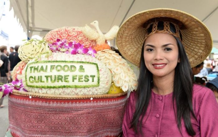 Das Thai Food & Culture Festival ist ein Erlebnis für alle Sinne. Mit leckerem Thai-Spezialitäten werden gewiss die Geschmacksknospen gekitzelt, für Spannung und Unterhaltung sorgen abwechslungsreiche Show-Aufführungen.