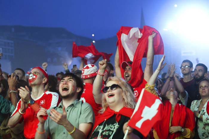 Schweizer Fans feiern den Sieg gegen Serbien. Foto: epa/ Martial Trezzini