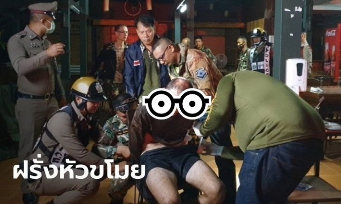 Polizisten bei der Festnahme des Verdächtigen. Foto: Sanook
