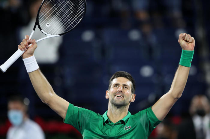Der Serbe Novak Djokovic feiert seinen Sieg in Dubai. Foto: epa/Ali Haider