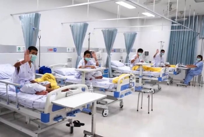 Vier der geretteten Jugendlichen im Krankenhaus in Chiang Rai. Foto: The Nation