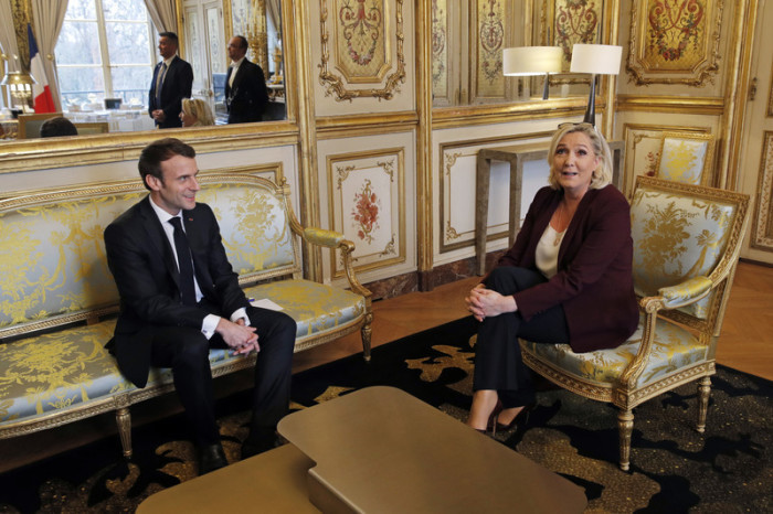 Frankreichs Präsident Emmanuel Macron trifft sich mit Marine Le Pen. Foto: epa/Philippe Wojazer