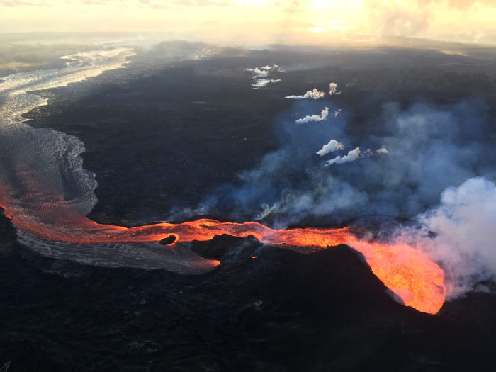Eine Luftaufnahme zeigt Lava, die aus einer Spalte (Fissure 8) des aktiven Vulkans Kilauea austritt. Foto: Usgs/Zuma Wire/dpa