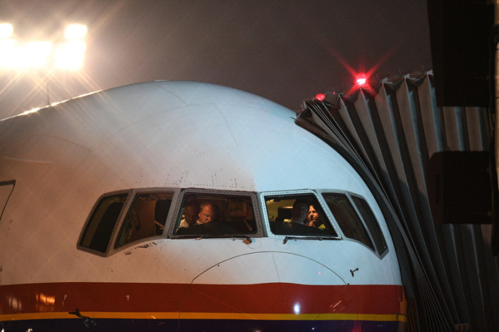 15 Menschen wurden mit einem Charterflug nach Afghanistan abgeschoben. Foto: epa/Boris Roessler