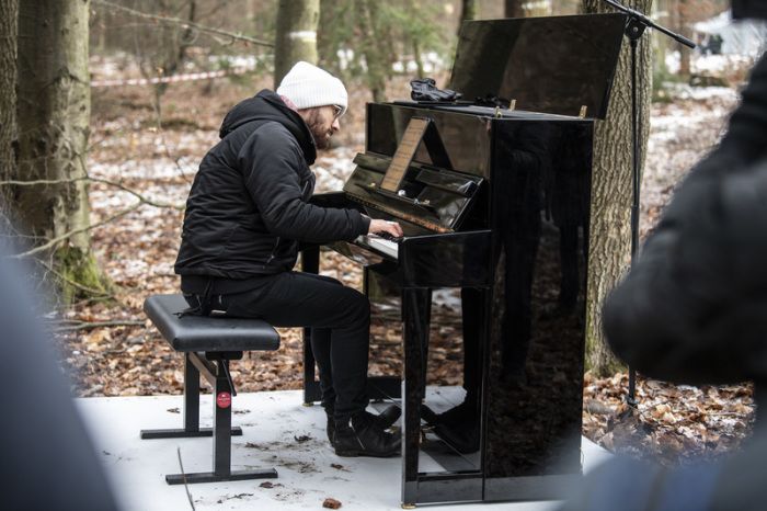 Der Pianist Igor Levit nimmt auf Einladung von Greenpeace an den Protesten gegen die Rodungen im Dannenröder Forst teil und spielt am Rande einer kahl geschlagenen Schneise in dem Wald Klavier. Foto: Boris Roessler/dpa