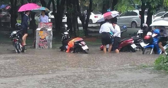 Überrascht wurden diese Studenten von den heftigen Regenfällen, die am Dienstag in Rekordzeit für überflutete Straßen in der Innenstadt von Udon Thani sorgten. Foto: Privat