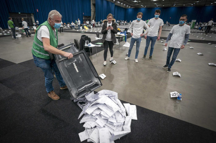 Nach den Parlamentswahlen in Rotterdam werden im Ahoy die Wahlurnen aus rund hundert Wahllokalen ausgezählt. Foto: epa/Jeroen Jumelet