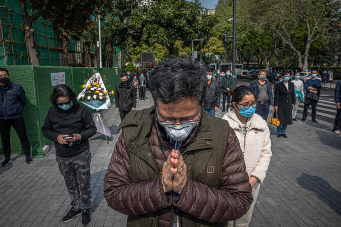 Die Einwohner von Wuhan halten drei Schweigeminuten ein, in Gedenken um die Opfer des Coronavirus und des COVID-19. Foto: epa/ROMAN PILIPEY