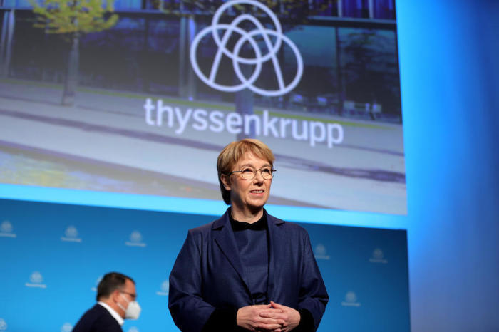ThyssenKrupp Vorstandsvorsitzende Martina Merz (R) bei der Bilanzpressekonferenz des Unternehmens in Essen. Foto: epa/Friedemann Vogel