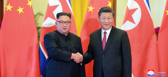 Der nordkoreanische Staatschef Kim Jong-un (l.) schüttelt dem chinesischen Präsidenten Xi Jinping (r.) die Hand. Foto: epa/Kcna