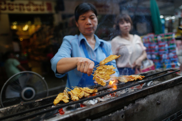 Hähnchen-BBQ-Verkäuferin in Bangkok. Foto: epa/Diego Azubel