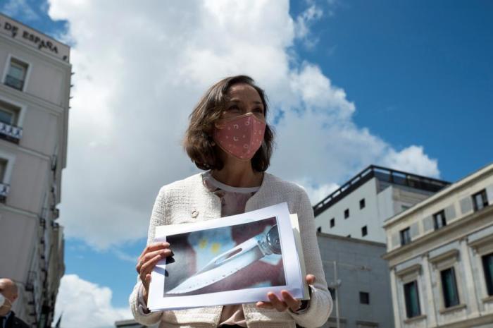 Spaniens Industrie- und Handelsministerin Reyes Maroto zeigt in Madrid ein Foto des blutigen Messers, das sie in einem Umschlag erhalten hatte. Foto: epa/Luca Piergiovanni