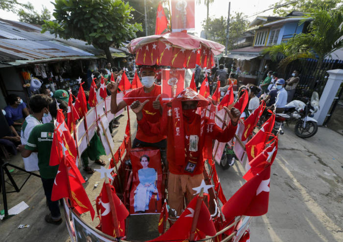 Die Fahnen der NLD-Partei und das Bild der myanmarischen Staatsrätin Aung San Suu Kyi, als sie am letzten Tag ihrer Wahlkampfkundgebung vor den Parlamentswahlen am Rande Rangoons antrat. Foto: epa/Lynn Bo Bo