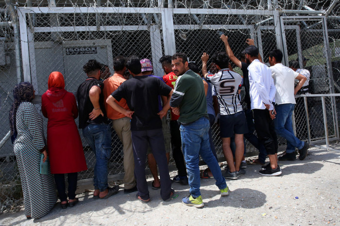 Flüchtlinge in einem Identifizierungszentrum auf der griechischen Insel Lesbos. Foto: epa/Orestis Panagiotou