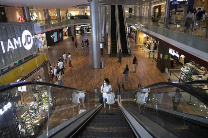 Einkäufer schauen sich Einzelhandelsgeschäfte in einem Einkaufszentrum in der Orchard Road in Singapur an. Foto: epa/How Hwee Young