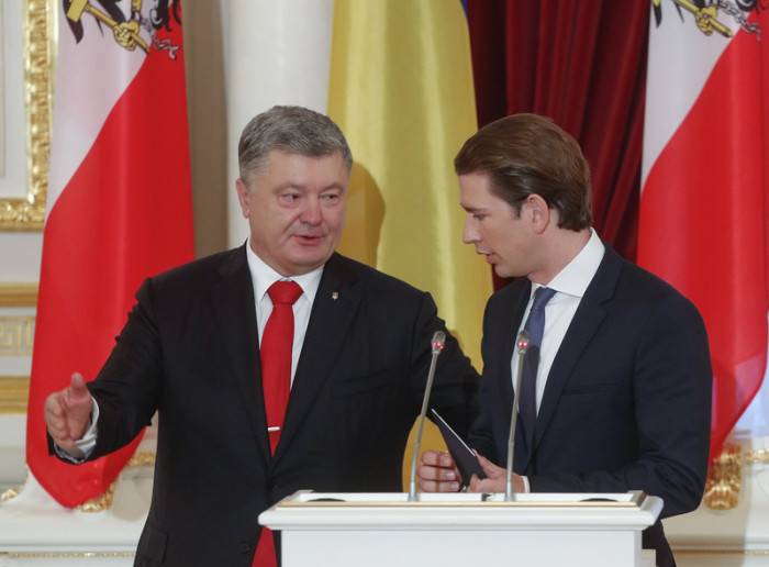 Ukraines Staatschef Petro Poroschenko (l.) beim Treffen mit dem österreichischen Bundeskanzler Sebastian Kurz (r.). Foto: epa/Sergey Dolzhenko