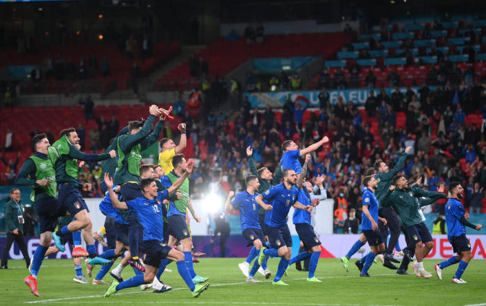 Italiens Spieler feiern den Sieg im Halbfinale der UEFA EURO 2020 zwischen Italien und Spanien in London. Foto: epa/Laurence Griffiths