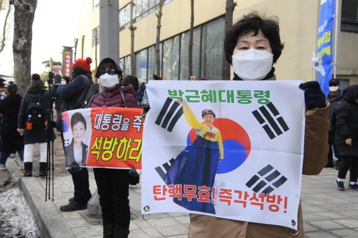 Die Anhänger der ehemaligen südkoreanischen Präsidentin Park Geun-hye halten vor dem Obersten Gerichtshof in Seoul Transparente hoch, um ihre Freilassung zu fordern. Foto: epa/Kim Chul-soo