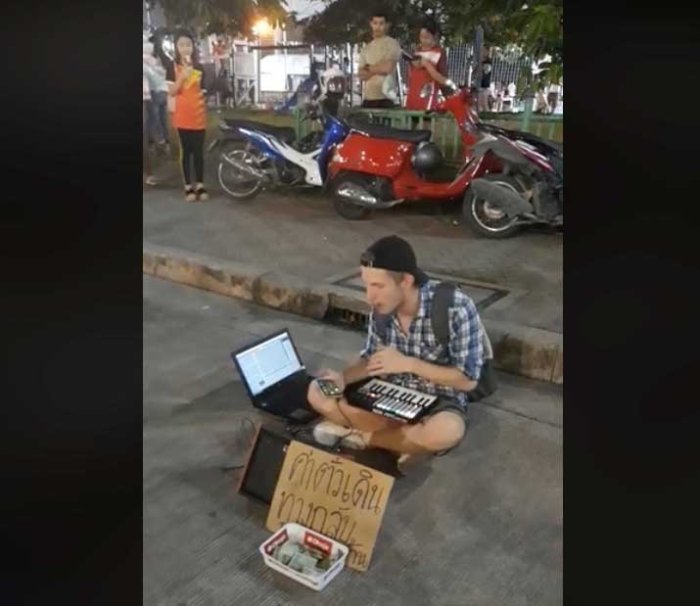 Immer wieder werden in Bangkok mittellose Rucksacktouristen gesichtet, die sich durch Betteln ihre Reise finanzieren möchten. Foto: Screenshot