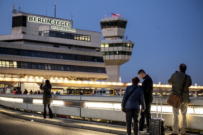 esucher fotografieren den Flughafen Tegel am letzten Tag des regulären Betriebs. Der feierliche letzte Flug ist für den 8.11. geplant. Foto: Fabian Sommer/dpa