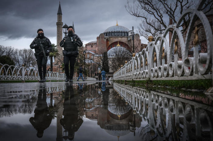 Türkische Polizisten patrouillieren während der Abriegelung an einem bewölkten Tag in Istanbul rund um die Hagia Sophia Moschee. Foto: epa/Sedat Suna