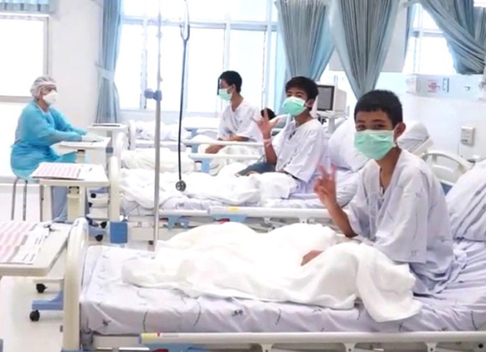 Ein erstes veröffentlichtes Foto zeigt einige der geretteten Jungen im Krankenhaus in Chiang Rai. Foto: epa/Efe/PRD