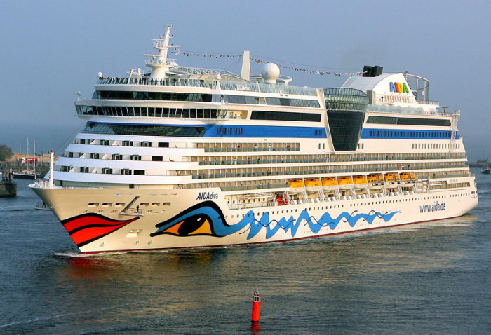 Das Schiff AIDAdiva der Rostocker Kreuzfahrtreederei AIDA Cruises bei der Ankunft in Rostock. Foto: epa/Bernd Wuestneck