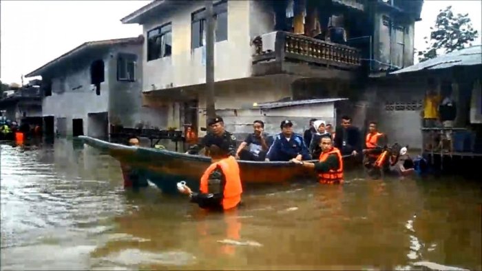 In vielen Bezirken rücken die Behörden mit Booten aus, um die vom Hochwasser betroffene Bevölkerung zu versorgen. Foto: The Nation