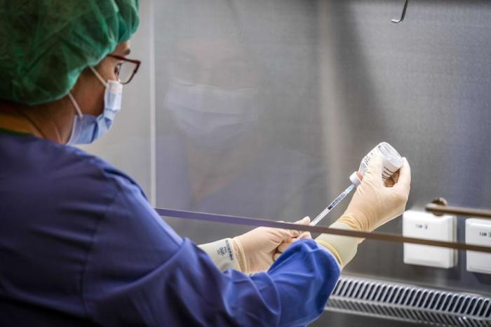Im Amsterdamer UMC-Krankenhaus wird der Coronavirus-Impfstoff des deutschen Unternehmens CureVac untersucht. Foto: epa/Jeroen Jumelet