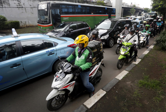 Mit dem Smartphone können sich Indonesier in ihren überfüllten Großstädten fix ein Taxi rufen - und zwar eins auf zwei Rädern. Foto: epa/Bagus Indahono