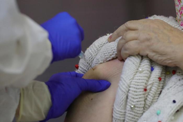 Ein Heimbewohner erhält eine COVID-19-Impfung im Pflegeheim Vallecas in Madrid. Foto: epa/Juanjo Martin