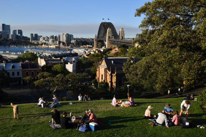 Einwohner versammeln sich auf dem Observatory Hill, nachdem die Picknickbeschränkungen in Sydney aufgehoben wurden. Foto: epa/Joel Carrett