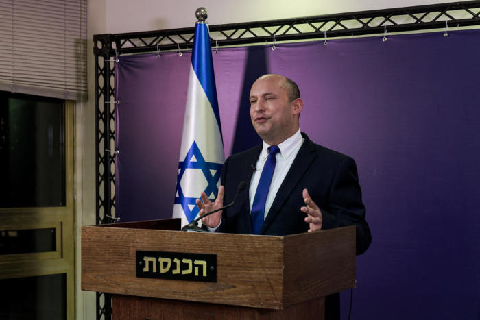 Der Chef der israelischen Jamina-Partei, Naftali Bennett, informiert die Medien in Jerusalem. Foto: epa/Menahem Kahana / Pool
