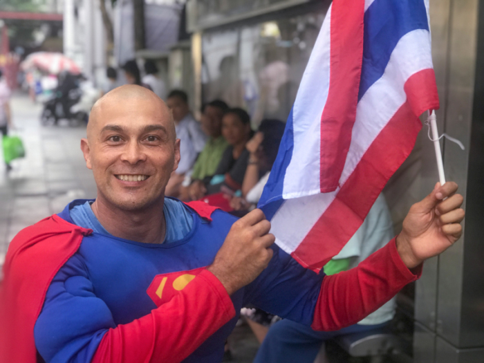 Der Deutsch-Thailänder David Pfizenmaier (40) ist als «Superman» auf den Straßen von Bangkok unterwegs, um die Leute zur Parlamentswahl an diesem Sonntag zu bewegen. Foto: picture alliance/Christoph Sator/dpa