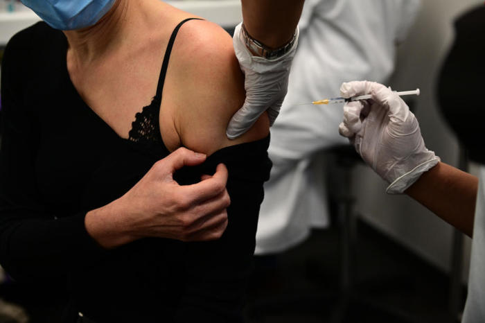 Eine Frau erhält eine Covid-19-Impfung während einer Kampagnenimpfung für medizinisches Fachpersonal in Paris. Foto: epa/Martin Bureau / Pool