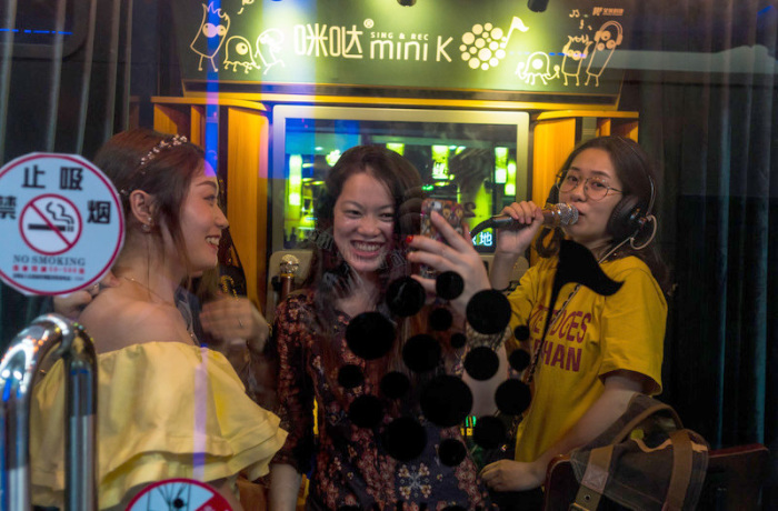 Karaokeboxen in Einkaufszentren sind in China ein Hit. Dennoch bevorzugen die meisten Hobby-Sängerinnen und -Sänger weiterhin Karaokebars.  Foto: epa/Aleksandar Plavevski