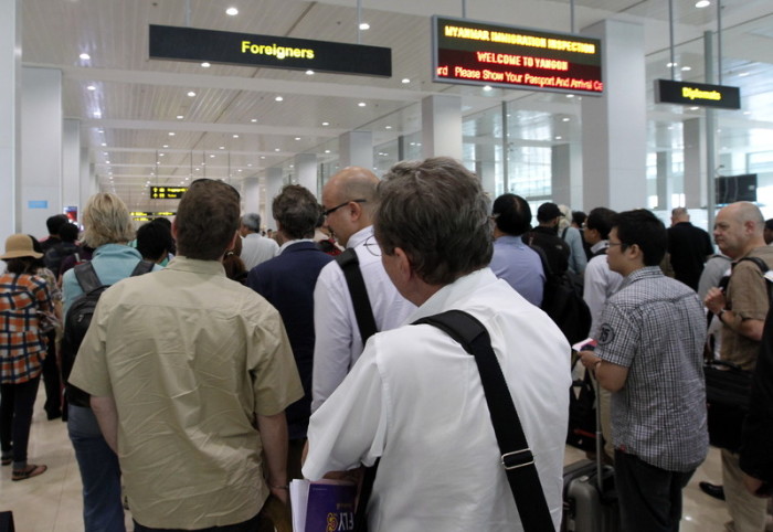 Warteschlange vor der Immigration am internationalen Flughafen von Yangon. Foto: epa/Barbara Walton