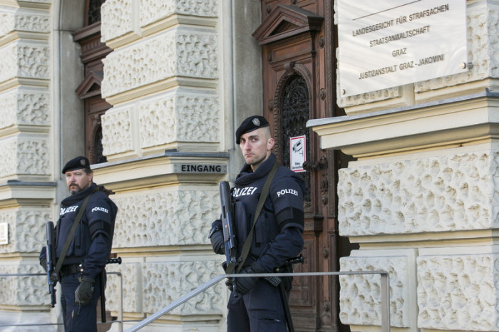 Österreichische Polizeibeamte stehen vor dem Landesgericht für Strafsachen Graz. (Landesgericht für Strafsachen Graz) Foto: epa/Hoffmann