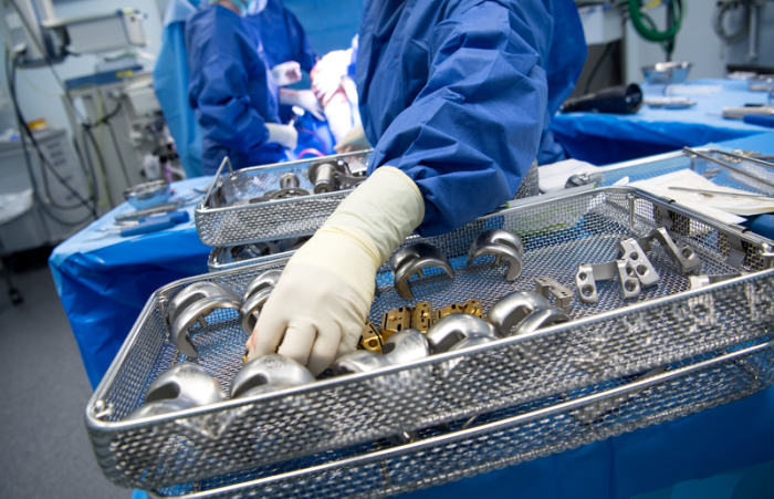 Komponenten zum bestimmen der richtigen Größe von Knieprothesen liegen während einer Knie-Operation in der Sana Klinik (OCM - Orthopädische Chirurgie München) in einem Operationssaal.Foto: Sven Hoppe/Dpa 