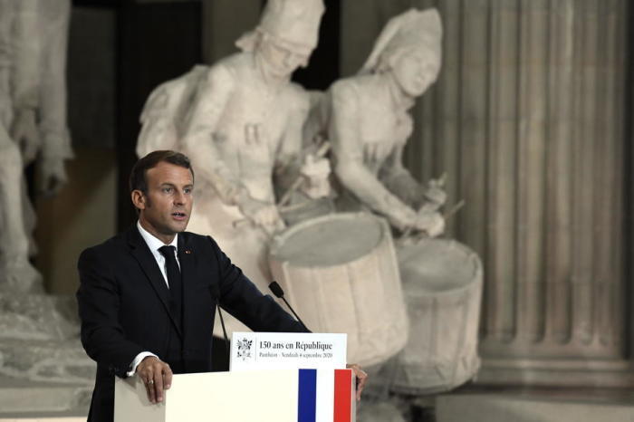Frankreichs Präsident Emmanuel Macron im Pantheon in Paris. Foto: epa/Julien De Rosa