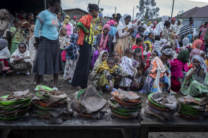 Vertriebene Äthiopier aus verschiedenen Städten der Amhara-Region warten in einem Zentrum für Binnenvertriebene auf die Verteilung von Hilfsgütern. Die Wirtschaft des Landes befindet sich im freien Fall. Foto: Mulugeta Ayene/Ap/dpa