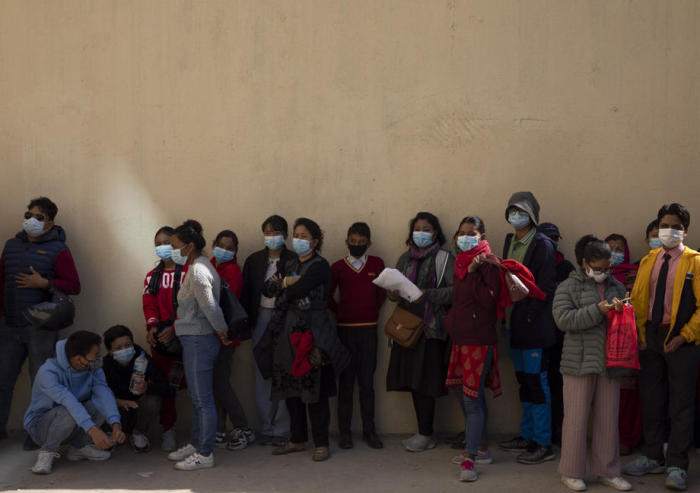 Eltern und Kinder warten in einer Schlange, um eine Impfung mit dem Impfstoff von Pfizer-BioNTech gegen Covid-19 im Lehrkrankenhaus in Kathmandu zu erhalten. Foto: epa/Narendra Shrestha