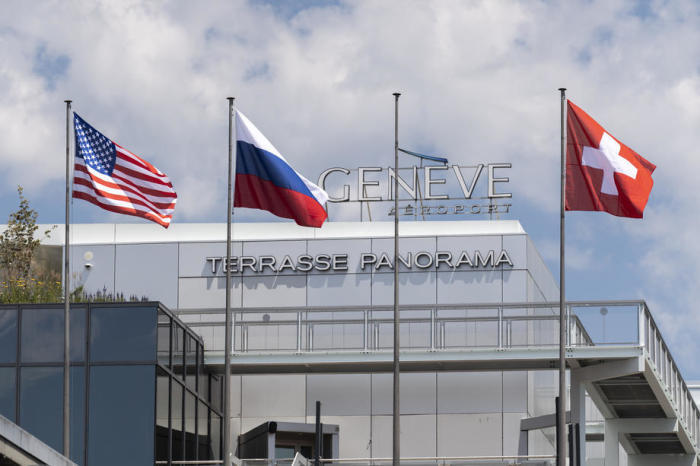 Die Flaggen der USA, Russlands und der Schweiz wehen am Internationalen Flughafen Genf anlässlich des bevorstehenden Gipfels zwischen den USA und Russland in Genf. Foto: epa/Martialisch Trezzini