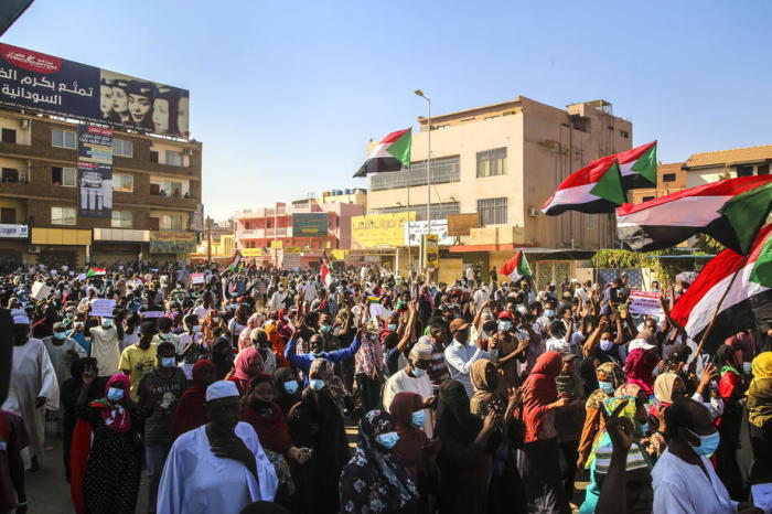 Sudanesische Bürger demonstrieren während eines Protestes gegen den Militärputsch in Khartoum. Foto: epa/Stringer