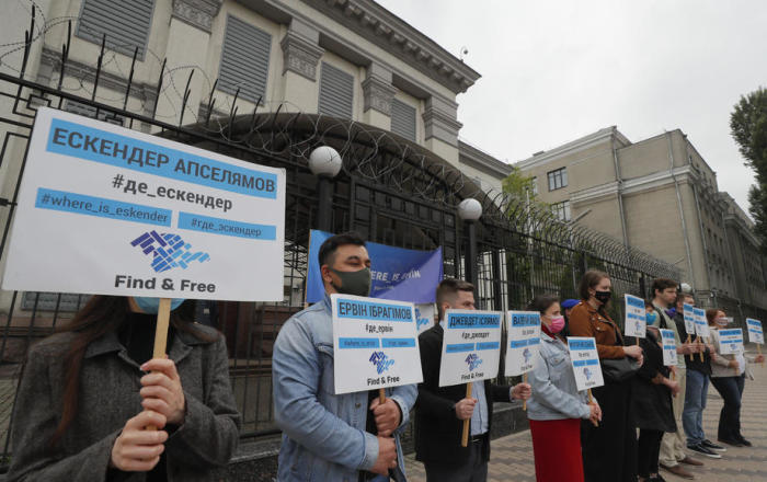 Demonstranten halten Transparente mit den Namen der vermissten Krim-Aktivisten während einer Demonstration vor der russischen Botschaft in Kiew. Foto: epa/Sergey Dolzhenko