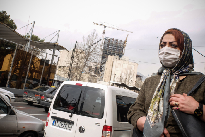 Eine Frau mit Schutzmaske geht auf einer Straße. Die Coronavirus-Epidemie im Iran stürzt den Tourismus des Landes in eine neue Krise. Foto: Rouzbeh Fouladi/Zuma Wire/dpa
